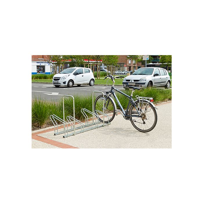 Verzinkt fietsenrek voor 4 fietsen voorzien van 2 beugels