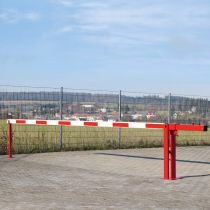 Handbediende slagboom met pendelsteun, tegengewicht, overspanning 239 cm, rood/wit