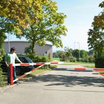 Handbediende dubbele draaiboom, overspanning per draaiboom 125 cm, zonder steunpaal, rood/wit