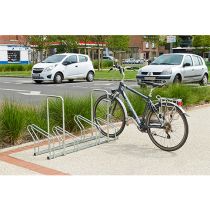 Verzinkt fietsenrek voor 4 fietsen voorzien van 2 beugels